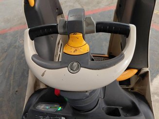 Niederhubwagen Fahrerstand Crown WT3040 2.00