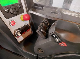 Schubmaststapler Caterpillar NR14N