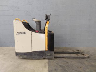 Niederhubwagen Fahrerstand Crown WT3040