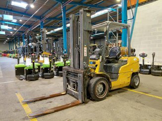 4-Rad Gabelstapler Caterpillar GP30NTD
