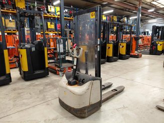 Hochhubwagen mit Deichsel Crown WF3000 10