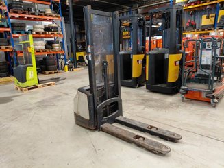 Hochhubwagen mit Deichsel Crown WF3000 10